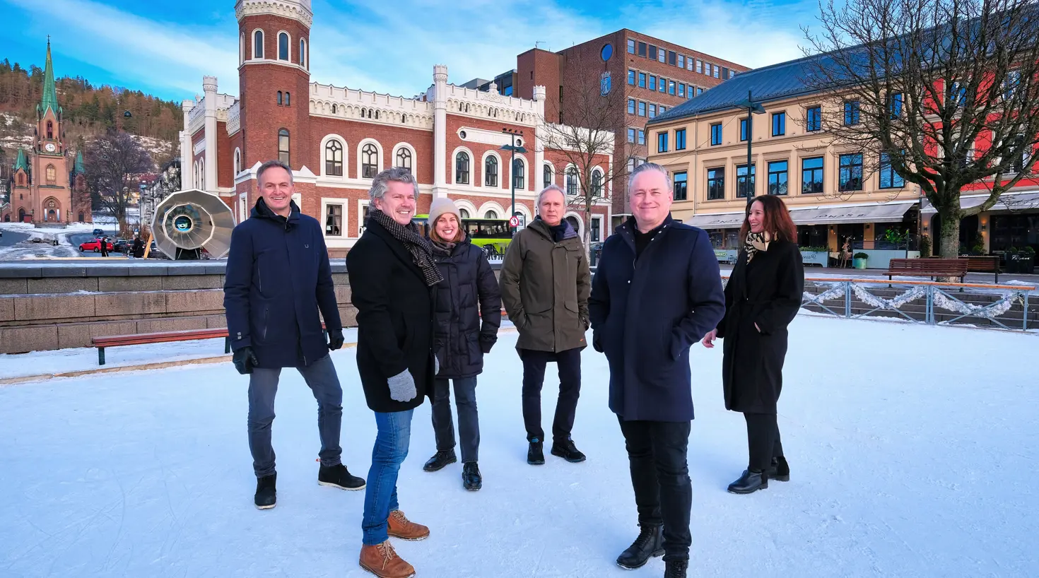 Steinar Danielsen, rådgiver og leder avdeling Drammen. Steven Amdal, kreatør. Siren Andreassen, tekstforfatter. Petter Martin Tanberg, rådgiver og prosjektleder. Jan Roger Grinna, kreatør og tekstforfatter. Pia Gundersen, administrerende direktør